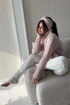 Maglione oversize morbido a trecce in filato soffice rosa chiaro, con collo alto e polsini a coste, marca Moda-Mania.