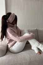 Maglione oversize rosa chiaro in filato morbido con trecce, collo alto e polsini a coste, di Moda-Mania.