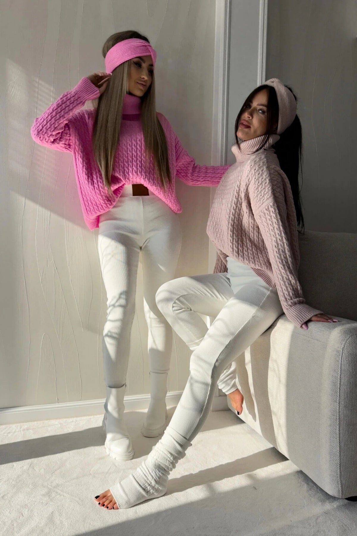 Maglione oversize rosa chiaro in filato morbido con trecce, collo alto e polsini a coste, marca Moda-Mania.