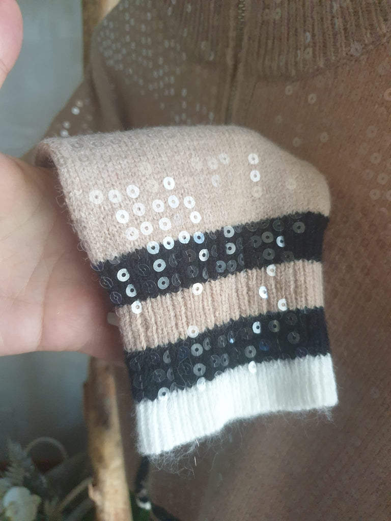 Maglione tricot morbido oversize beige con paillettes trasparenti a collo alto e rifiniture nere e bianche