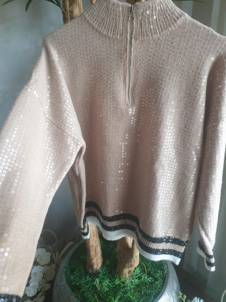 Maglione tricot morbido oversize beige con paillettes trasparenti a collo alto e rifiniture nere e bianche