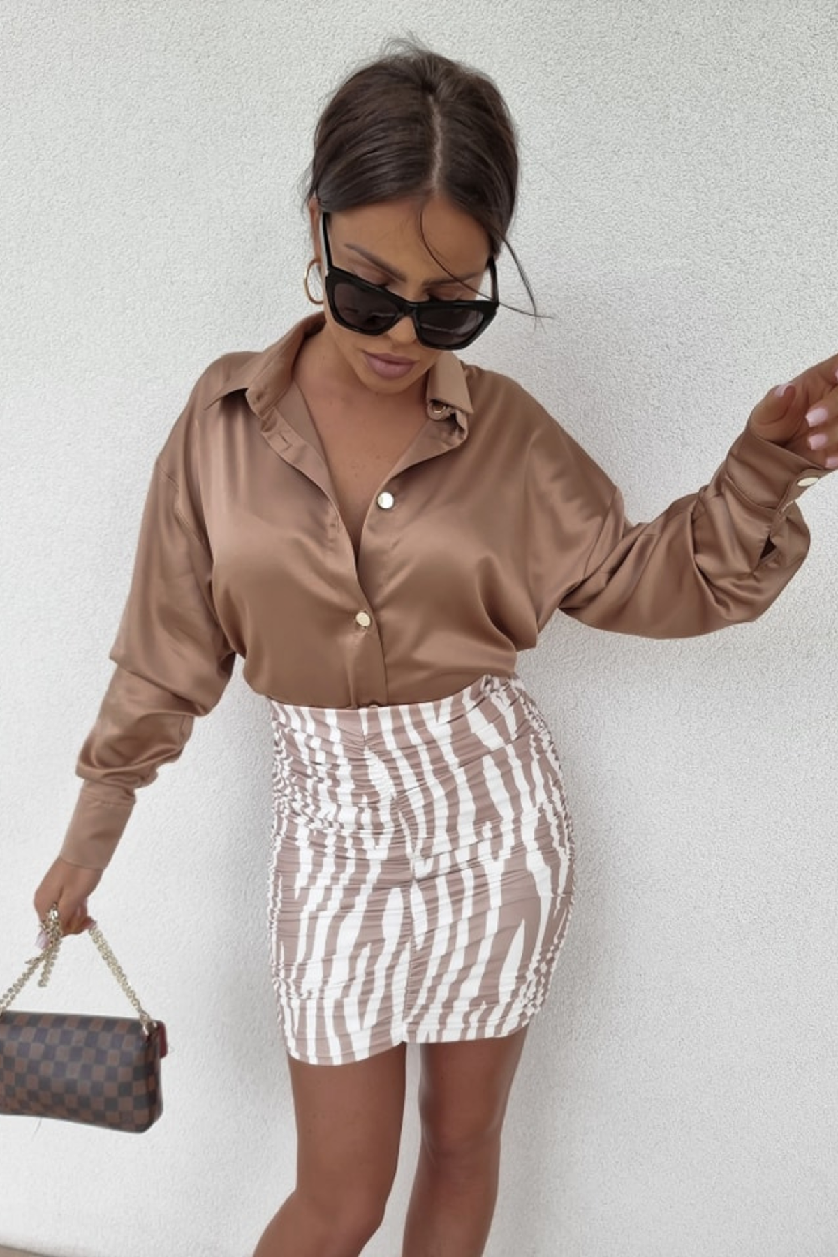 Minigonna corta a vita alta aderente fantasia zebrata bianco beige con arricciature, marca Moda-Mania, vestibilità femminile e alla moda