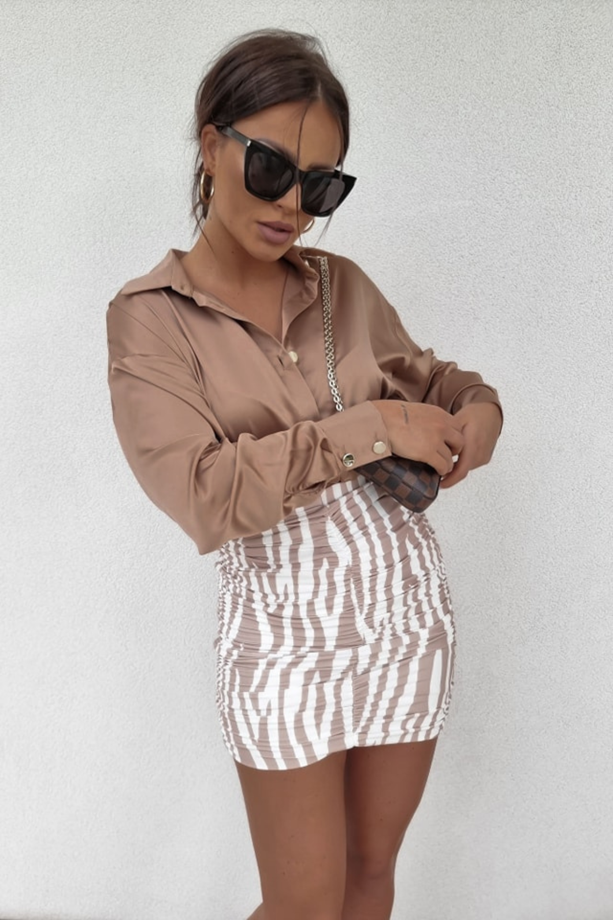 Minigonna corta a vita alta Moda-Mania con fantasia zebrata bianco e beige, aderente con arricciature, stile alla moda.