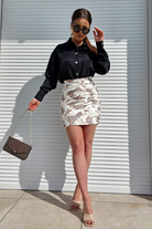 Minigonna bianca a vita alta aderente con fantasia damascata beige e arricciature, moda Moda-Mania, Gonne trendy e elegante