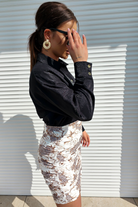 Minigonna corta bianca a vita alta con fantasia damascata beige e arricciature, moda Moda-Mania, gonna aderente e elegante.