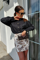 Minigonna bianca a vita alta aderente con fantasia damascata beige e arricciature, moda Moda-Mania, stile elegante e alla moda