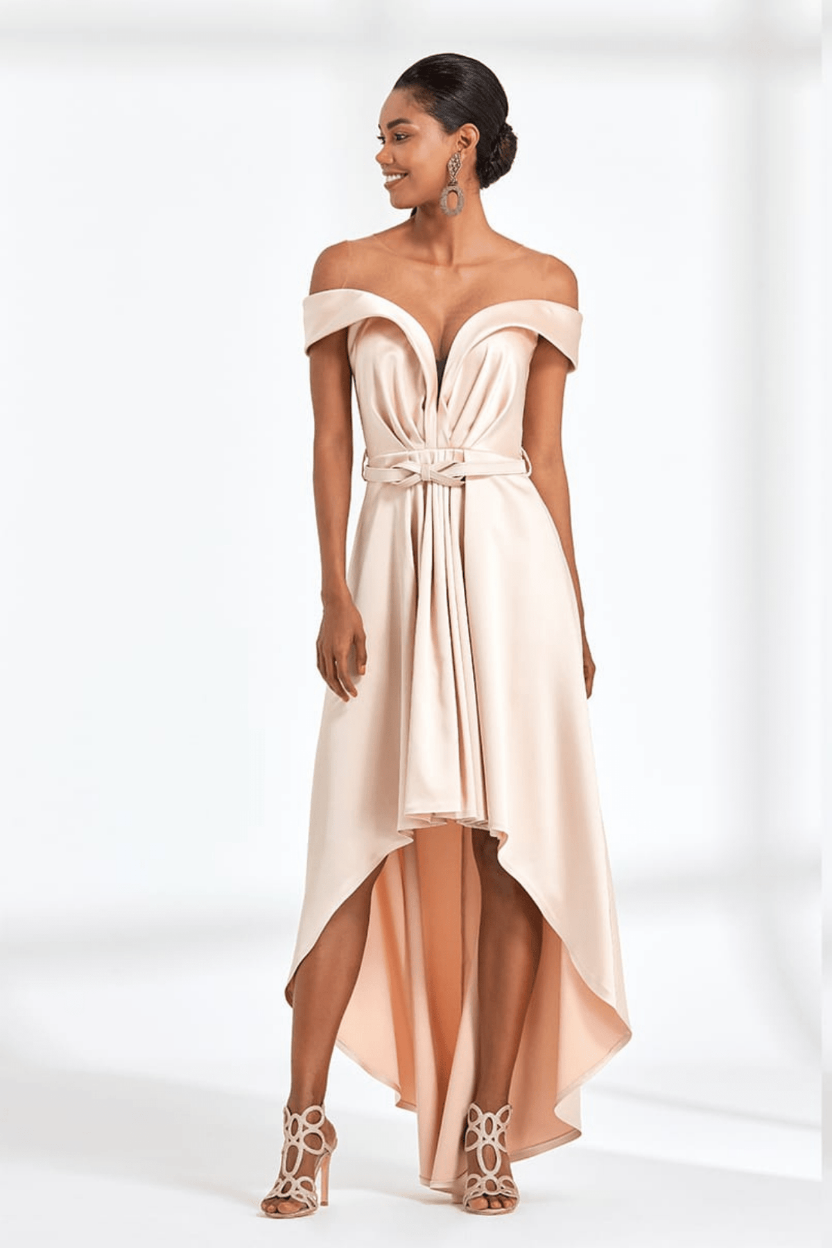 Abito nude Moda Mania con coda svasata, tessuto lucido e scollatura a barchetta, dettagli eleganti e tessuto lucido.
