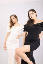 Abito aderente midi bianco Moda-Mania con scollo a barchetta e dettagli di volants in organza, abito corto elegante.