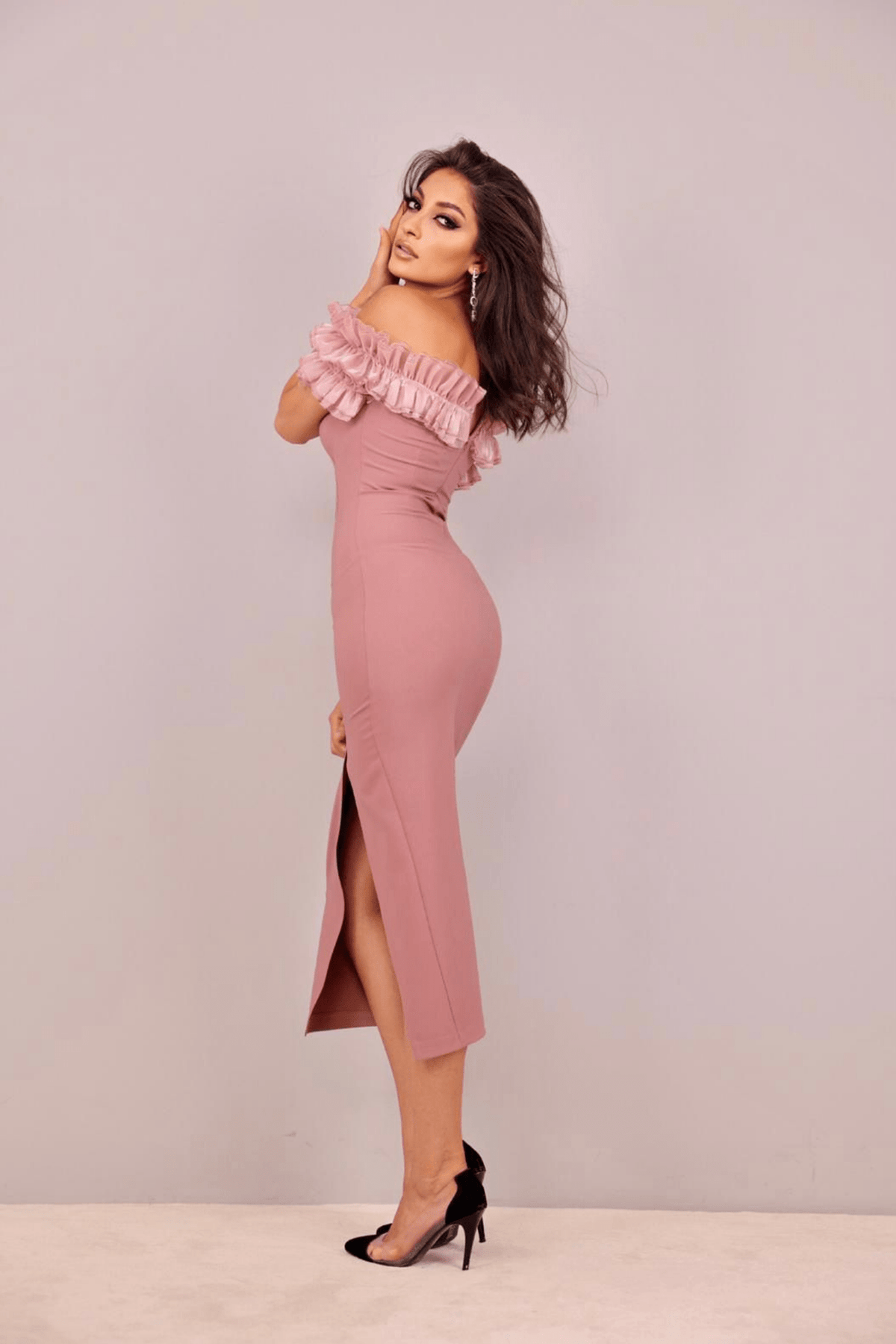 Abito aderente midi rosa cipria con scollo a barchetta e dettagli in organza con volants, di Moda-Mania.