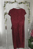 Abito corto bordò a tubino in paillettes Moda-Mania con scollo a V e fiocco decorativo in vita, stile curvy.
