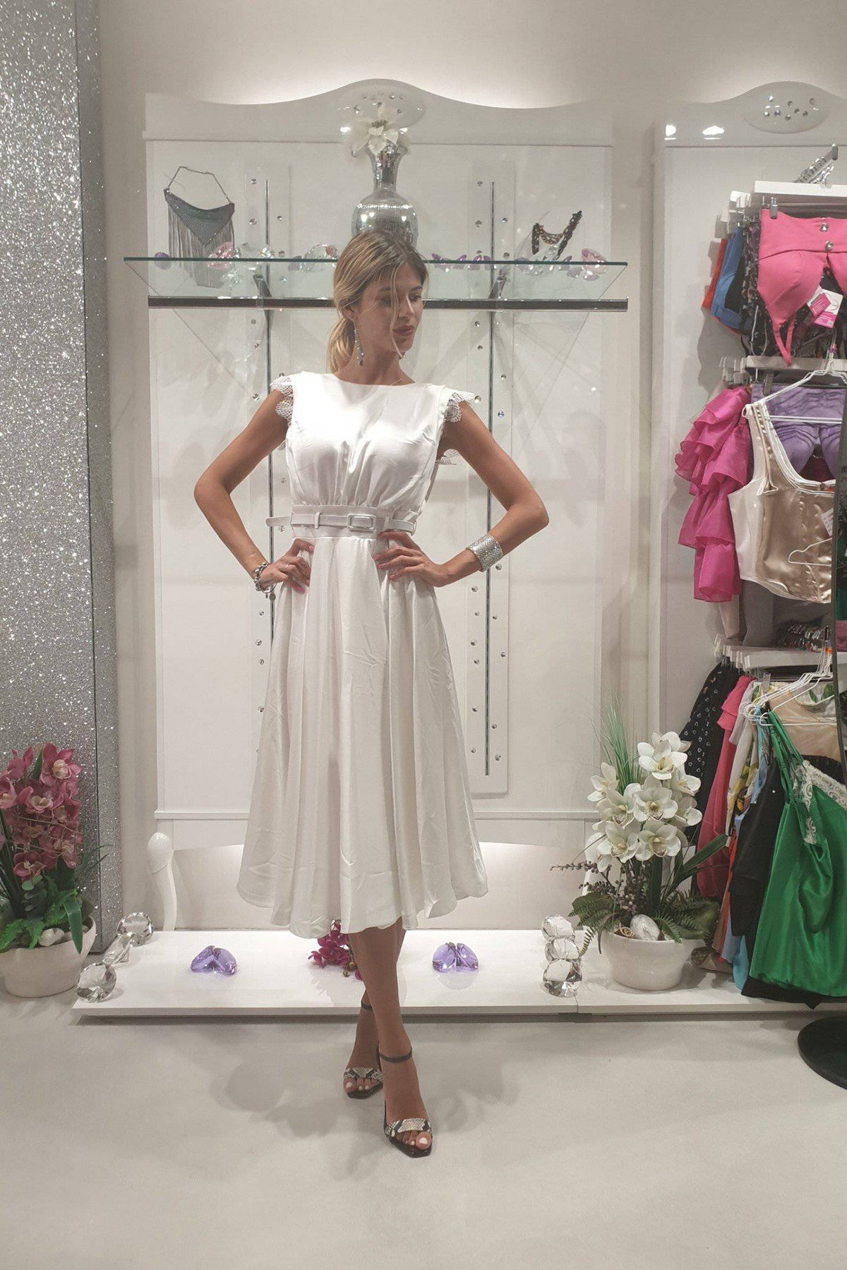 Abito svasato bianco Moda-Mania con gonna a ruota, tessuto satinato e dettagli in pizzo, cintura inclusa, abiti corti eleganti