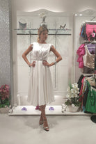 Abito svasato bianco Moda-Mania con gonna a ruota, tessuto satinato e dettagli in pizzo, cintura inclusa, abiti corti eleganti