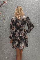 Abito lungo estivo nero floreale con maniche lunghe e gonna a ruota allacciabile in vita, di marca Moda-Mania.