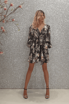 Abito estivo nero floreale a manica lunga Moda-Mania, con gonna a ruota e allacciatura in vita, in tessuto leggero e femminile.