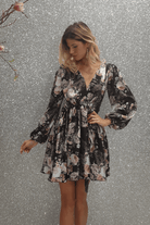 Abito lungo estivo nero floreale con maniche lunghe e gonna a ruota con cinturino in vita, di Moda-Mania.