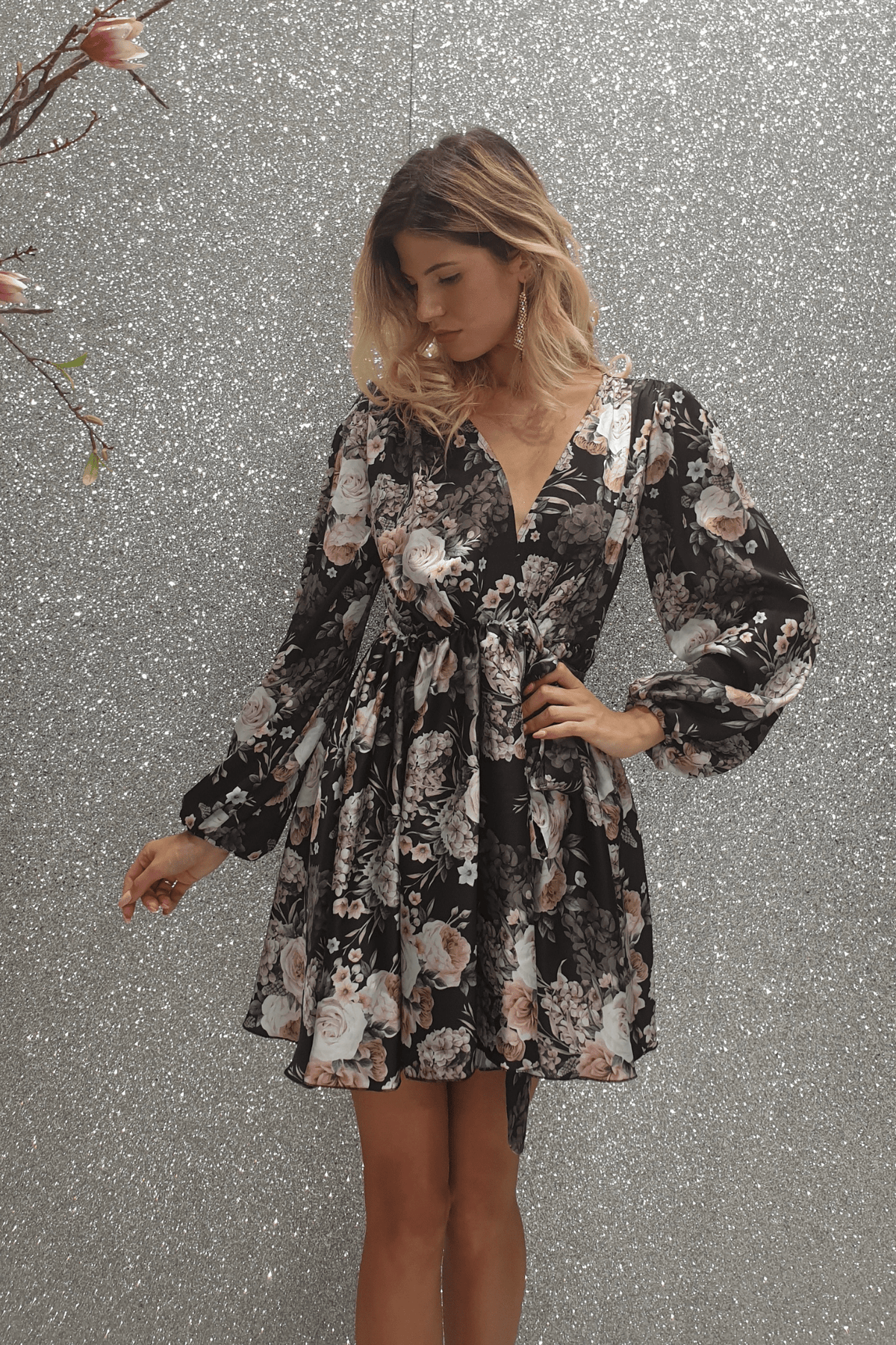Abito lungo estivo nero floreale con maniche lunghe e gonna a ruota con cinturino in vita, di Moda-Mania.