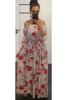 Abito lungo svasato estivo bianco con fantasia floreale rossa e scollo a barchetta in tessuto satinato, marca Moda-Mania.