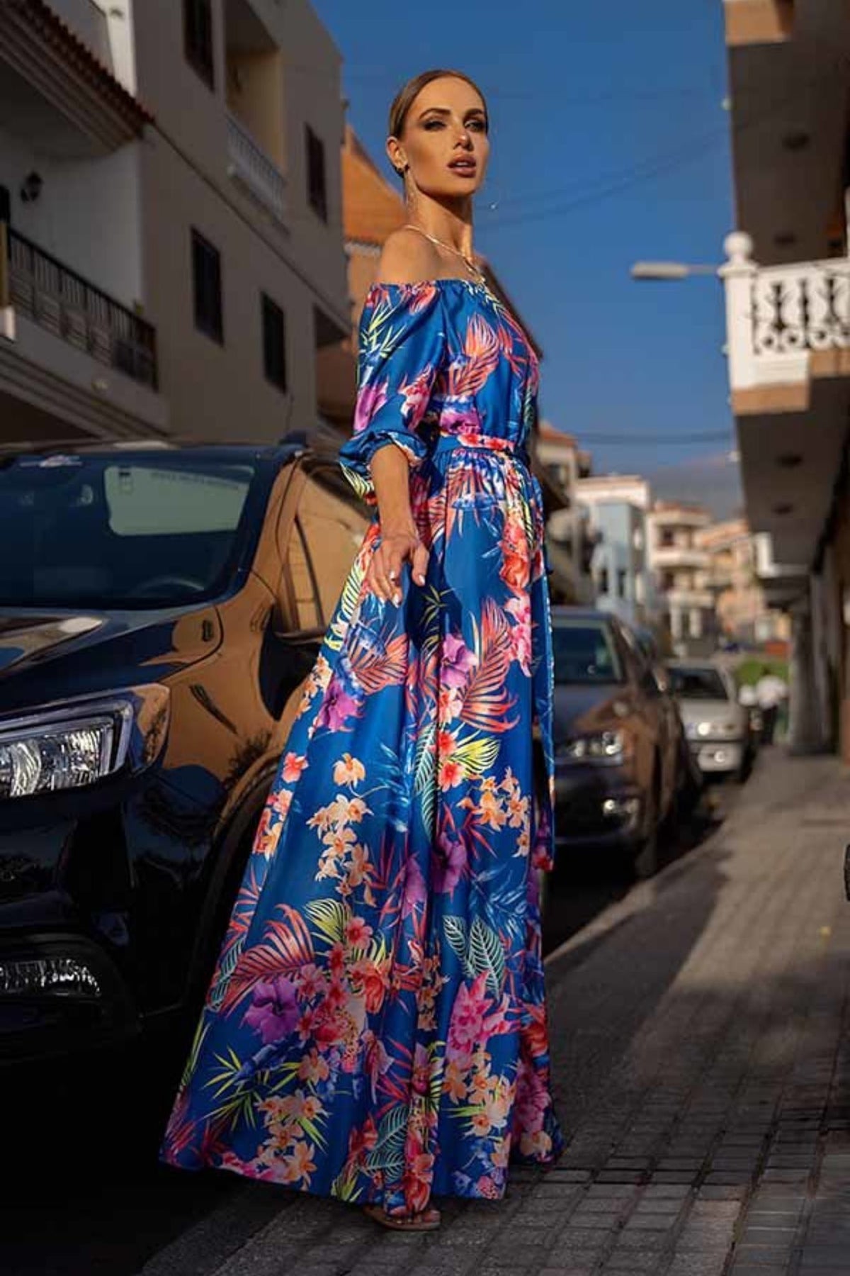 Abito lungo svasato estivo blu con fantasia floreale e scollo a barchetta in tessuto satinato, marca Moda-Mania.