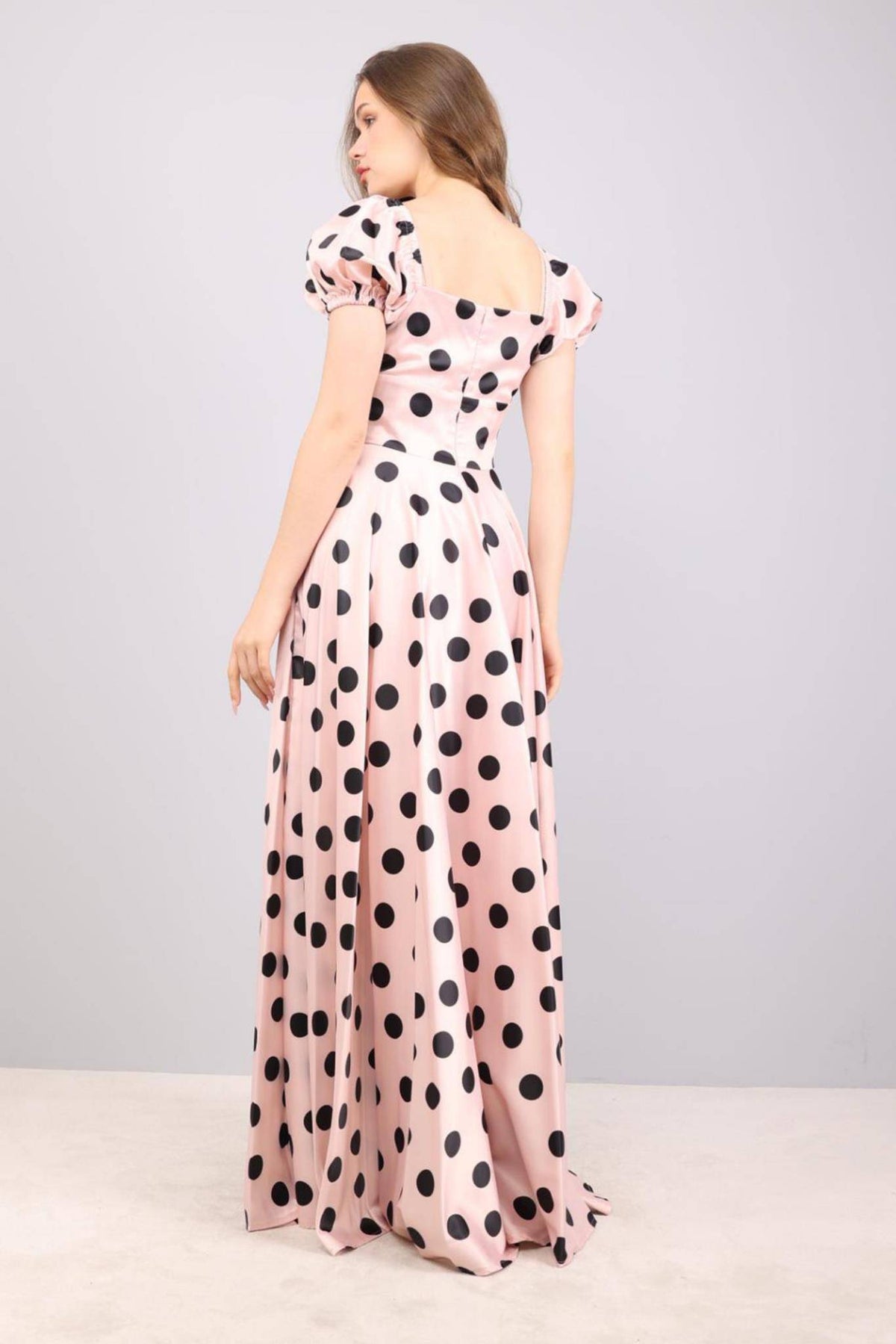 Abito lungo svasato rosa a pois nero di Moda-Mania, con scollo a cuore e maniche a sbuffo in tessuto taffetà.