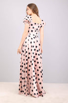 Abito lungo svasato rosa a pois nero di Moda-Mania, con scollo a cuore e maniche a sbuffo in tessuto taffetà.
