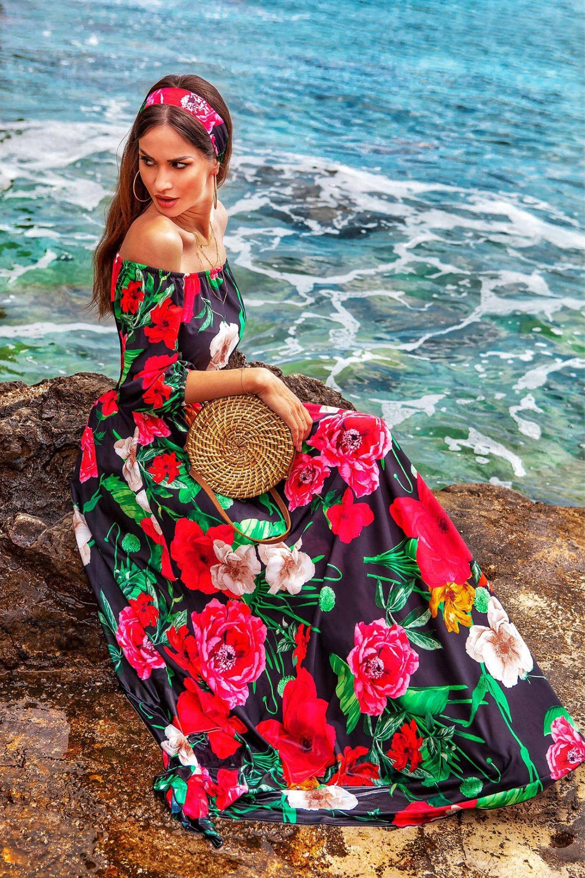 Abito lungo svasato estivo nero con fantasia floreale, scollo a barchetta in tessuto satinato, moda-mania, abiti lunghi.
