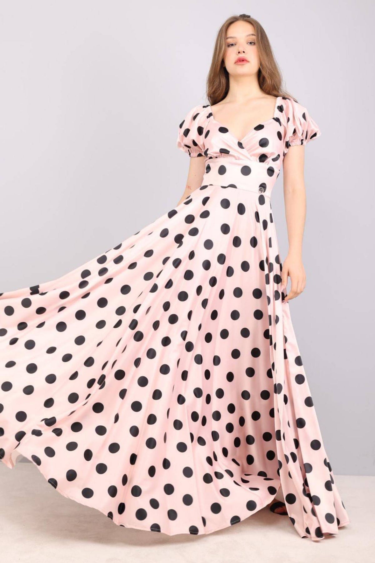 Abito lungo svasato rosa con pois neri, scollo a cuore e maniche a sbuffo in tessuto taffetà, Moda-Mania.