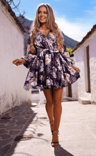 Abito estivo nero floreale a manica lunga e gonna a ruota con allacciatura in vita, brand Moda-Mania, vista frontale.