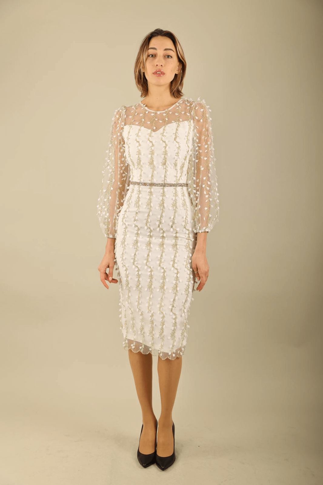 Abito a tubino aderente in tulle bianco avorio con fantasia floreale e maniche lunghe, marchio Moda-Mania.