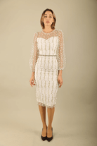 Abito a tubino aderente in tulle bianco avorio con fantasia floreale e maniche lunghe, marchio Moda-Mania.
