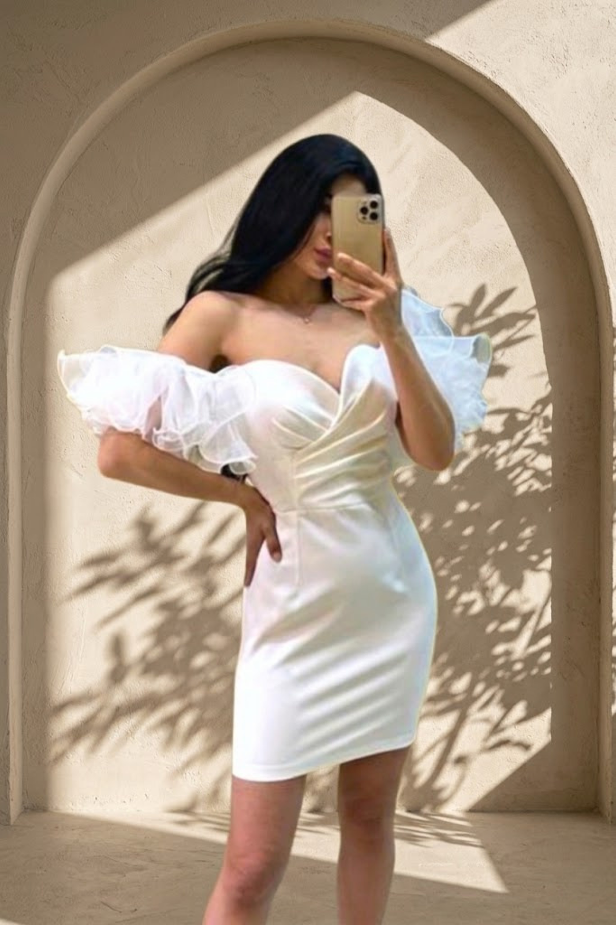 Abito aderente bianco Moda-Mania con scollo a cuore e maniche a volants, vestito corto elegante e femminile.