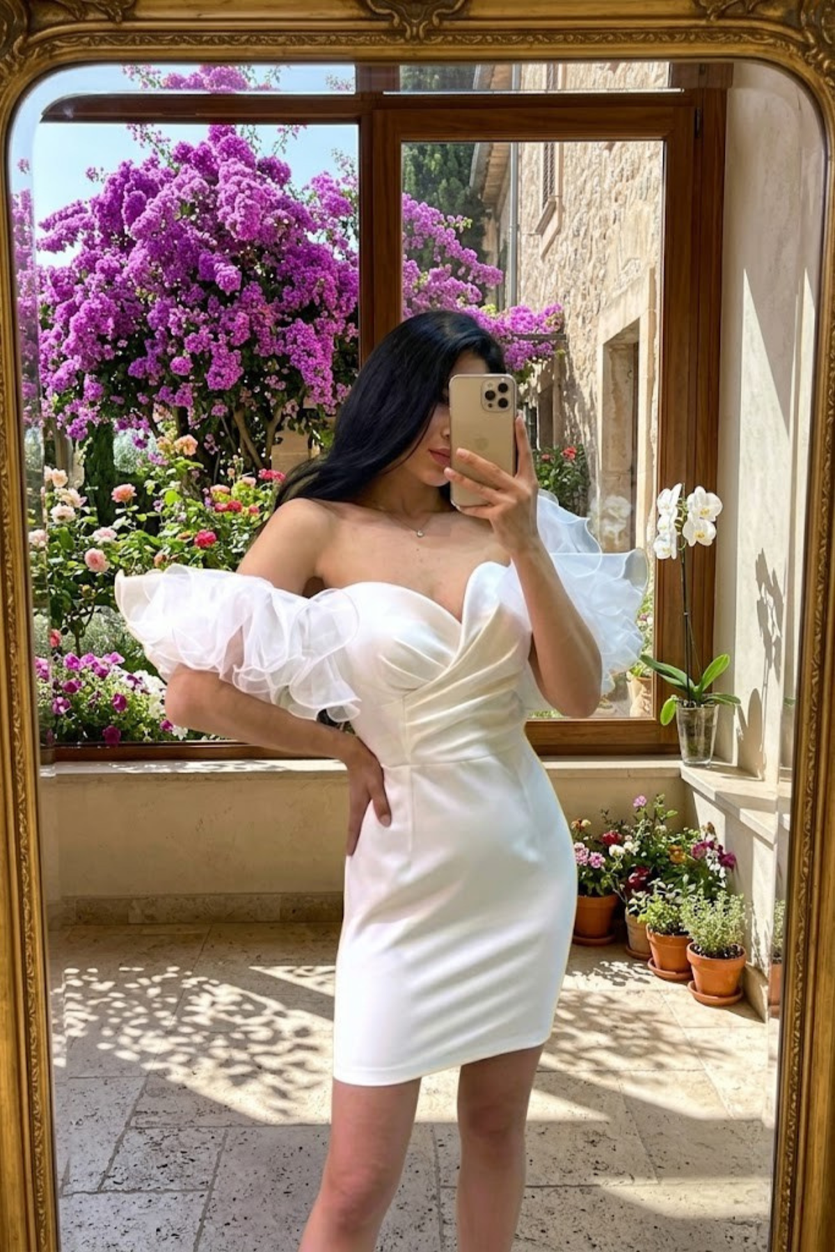 Abito aderente bianco Moda-Mania con scollo a cuore e maniche a volants, elegante e femminile, per occasioni speciali.