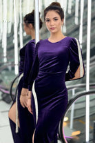 Abito lungo aderente in velluto viola con frange in strass e spacco laterale, marca Moda-Mania, vestibilità elegante e alla moda.