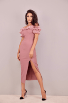 Abito aderente midi rosa cipria di Moda-Mania con scollo a barchetta e volants in organza, abbigliamento femminile elegante.