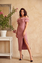 Abito aderente midi rosa cipria Moda-Mania con scollo a barchetta e volants in organza, perfetto per occasioni eleganti