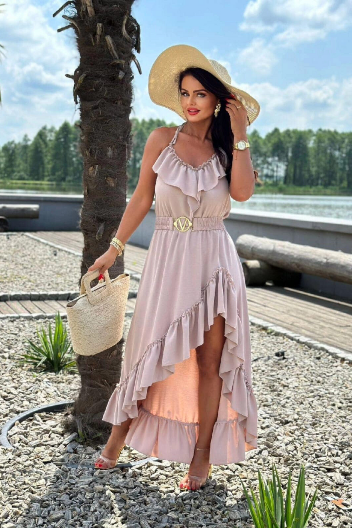 Abito corto beige chiaro Moda-Mania con gonna lunga dietro, cintura elasticizzata e dettagli di volants, stile chic e femminile.