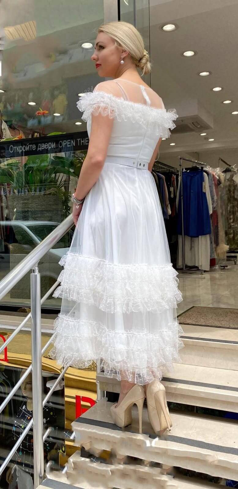 Abito bianco svasato midi in tulle con cintura, da donna, marca Moda Mania, dettagli eleganti e accessoriati.