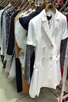 Abito blazer bianco Moda-Mania con doppiopetto, maniche in rete e dettagli in strass, stile elegante e alla moda.