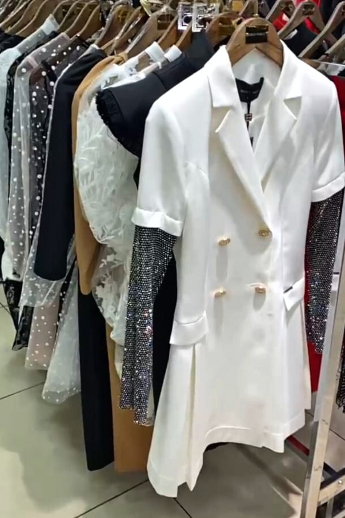 Abito blazer bianco Moda-Mania con doppiopetto, maniche in rete e dettagli in strass, stile elegante e alla moda.