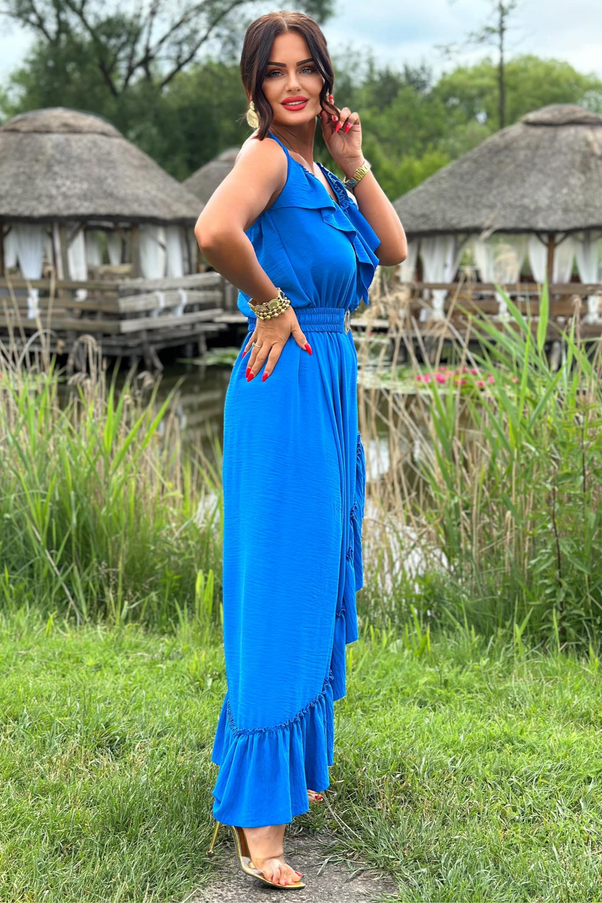 Abito corto blu elettrico Moda-Mania con davanti corto, dietro lungo, cintura elasticizzata e dettagli di volants, stile elegante e femminile.