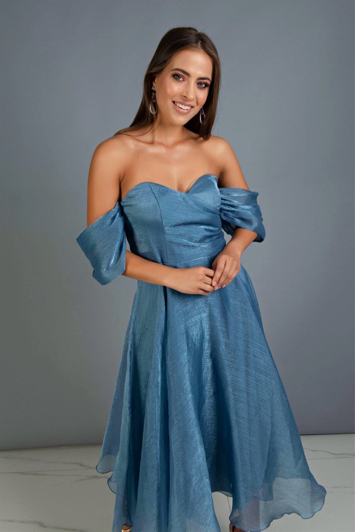 Abito midi blu indigo svasato in organza con scollo a cuore e maniche cadenti, firmato Moda-Mania.