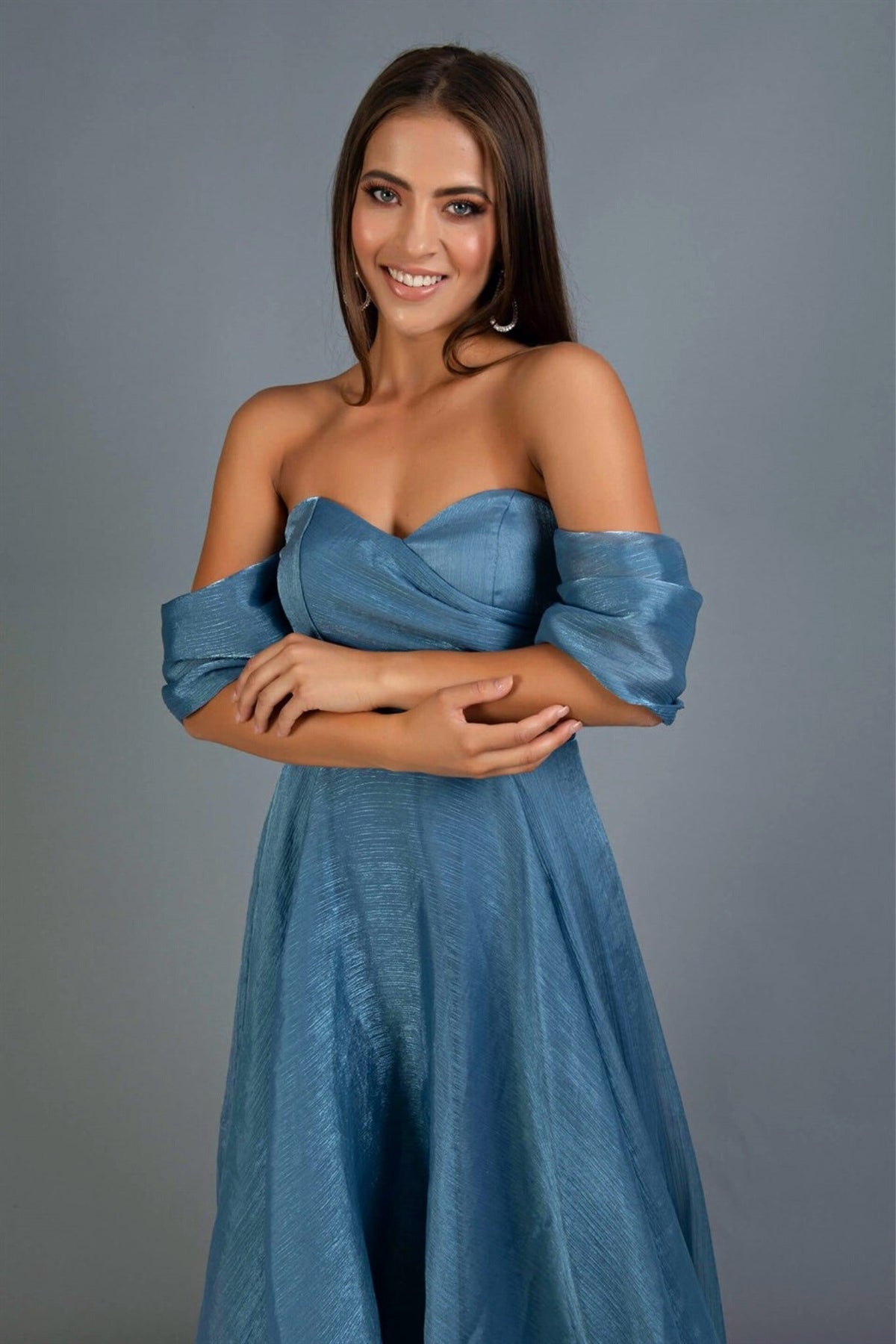 Abito midi blu indigo svasato in organza con scollo a cuore e maniche cadenti, firmato Moda-Mania.