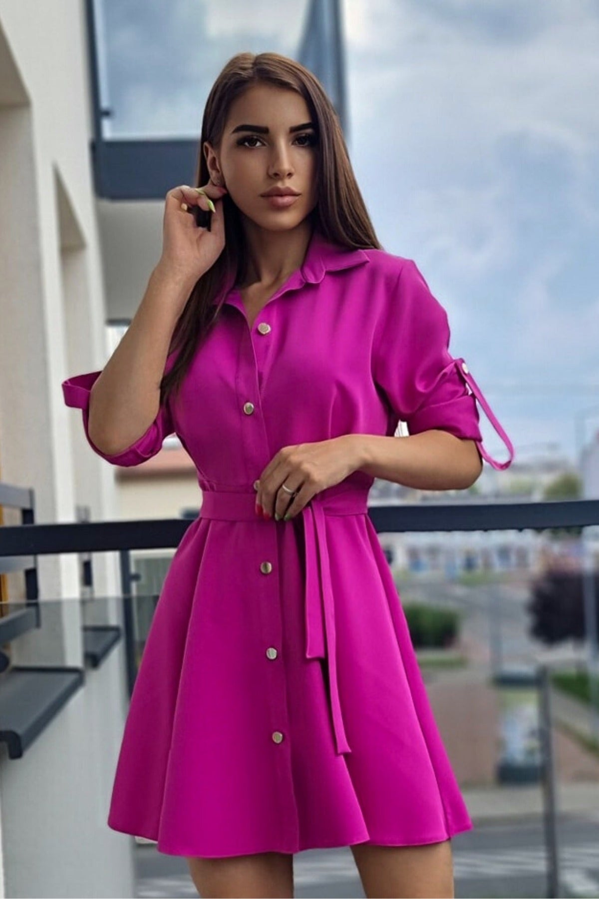 Abito camicia svasato colore magenta con bottoni dorati e cinturino, vestibilità elegante, brand Moda-Mania.