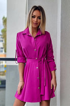 Abito camicia svasato magenta con bottoni dorati e cinturino, abiti corti Moda-Mania, dettaglio tessuto e chiusura frontale
