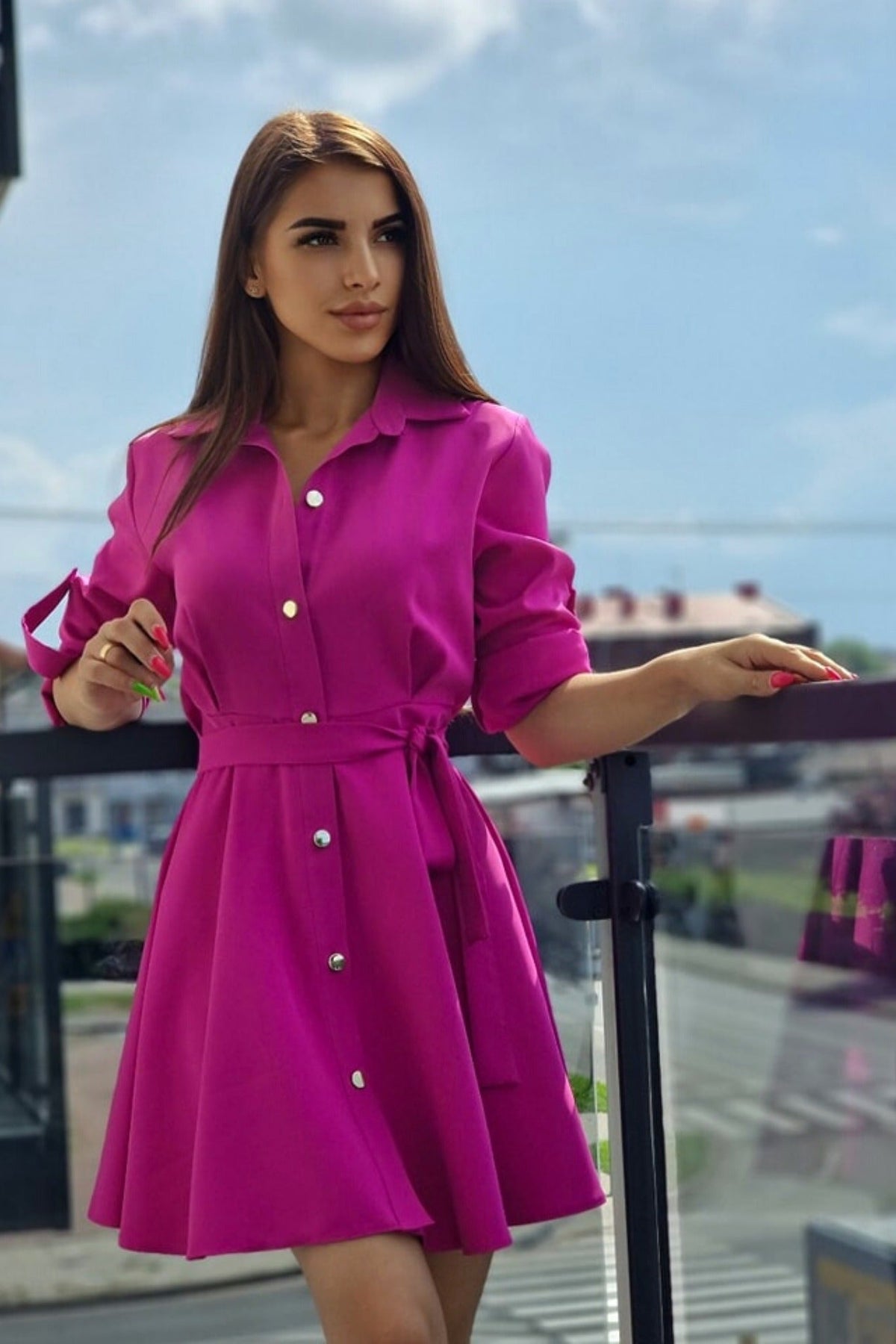 Abito camicia svasato colore magenta con bottoni dorati e cinturino, abiti corti moda-mania, dettaglio del tessuto e accessori.