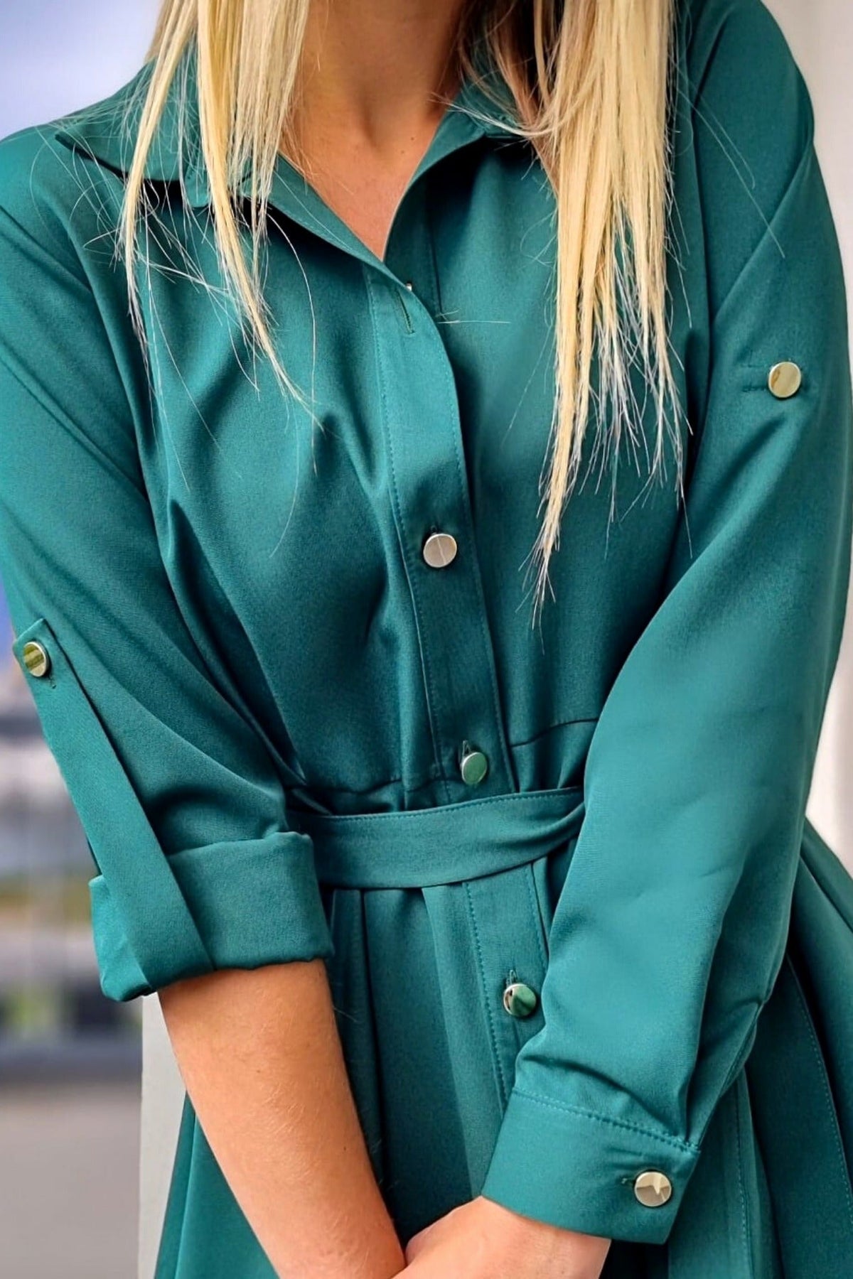 Abito camicia svasato verde Moda-Mania con bottoni dorati e cinturino, abiti corti elegante e femminile.