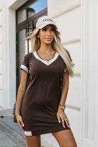 Abito casual marrone in cotone con scollo a V e orli rifiniti con nastro decorativo, marca Moda-Mania, abiti corti femminili