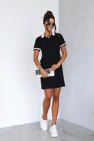 Abito casual nero Moda-Mania, corto con colletto polo, maniche rifinite con nastro decorativo, stile elegante e comodo.