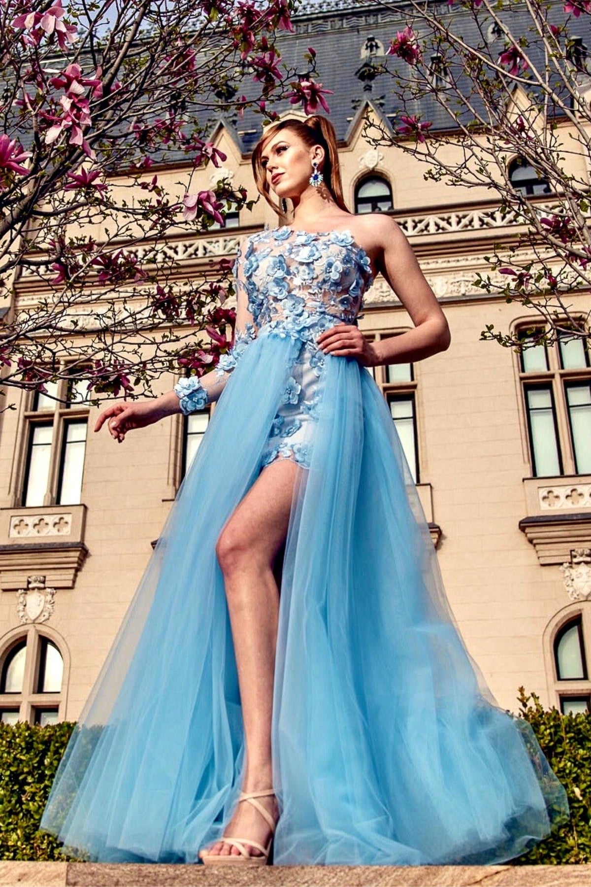 Abito corto celeste a fiori Moda-Mania con manica singola, gonna lunga e ampia in tulle, stile elegante e femminile.