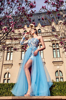 Abito corto celeste a fiori con manica singola, gonna lunga e ampia in tulle, marca Moda-Mania, immagine dettagliata.
