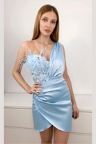 Abito corto celeste Moda-Mania con corpetto a fiori 3D e gonna a tulipano in taffetà, stile elegante e femminile.